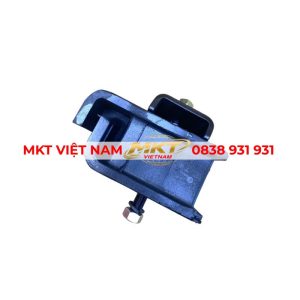 chân máy Hino 500 lắp giữa động cơ và khung xe