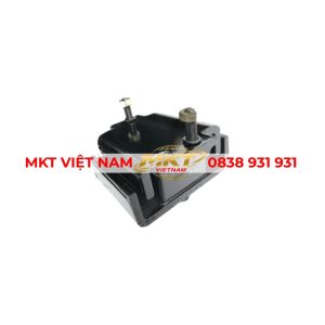 chân máy Hino 500 lắp giữa động cơ và khung xe