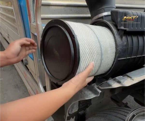 Cách tháo lọc gió động cơ xe tải Isuzu
