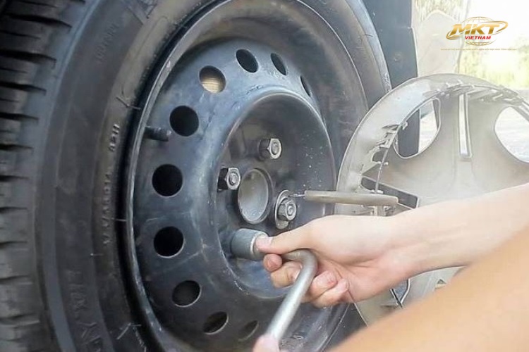 Quy trình thay má phanh xe tải tại nhà